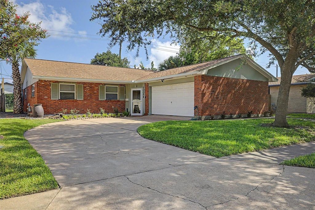 7005 Youpon, Galveston, TX 77551