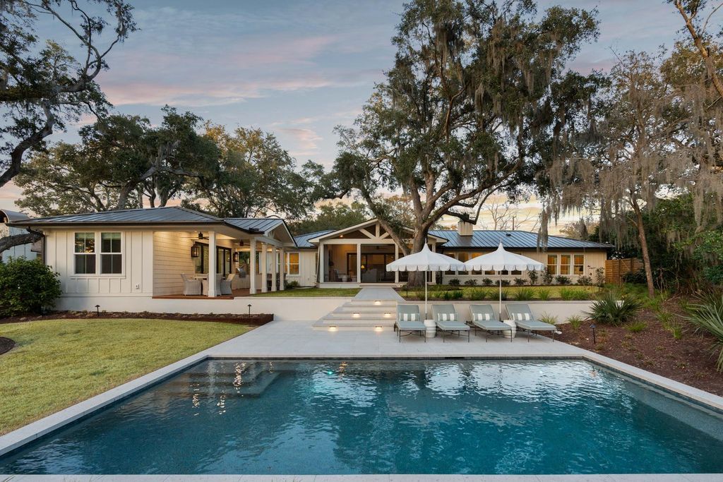 Image 1 of property listing at 319 Hobcaw Drive, Mount Pleasant, SC 29464