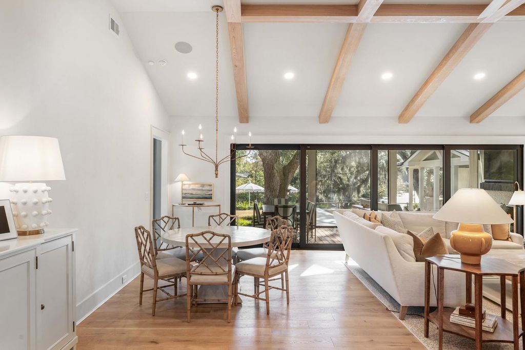 Image 13 of property listing at 319 Hobcaw Drive, Mount Pleasant, SC 29464