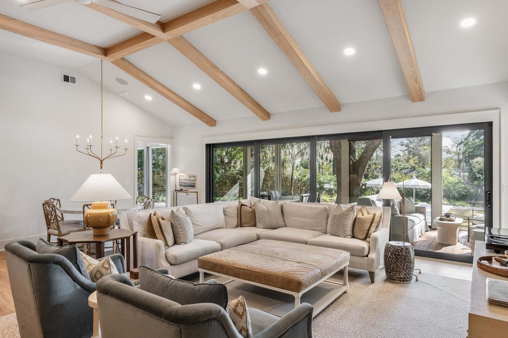 Image 14 of property listing at 319 Hobcaw Drive, Mount Pleasant, SC 29464