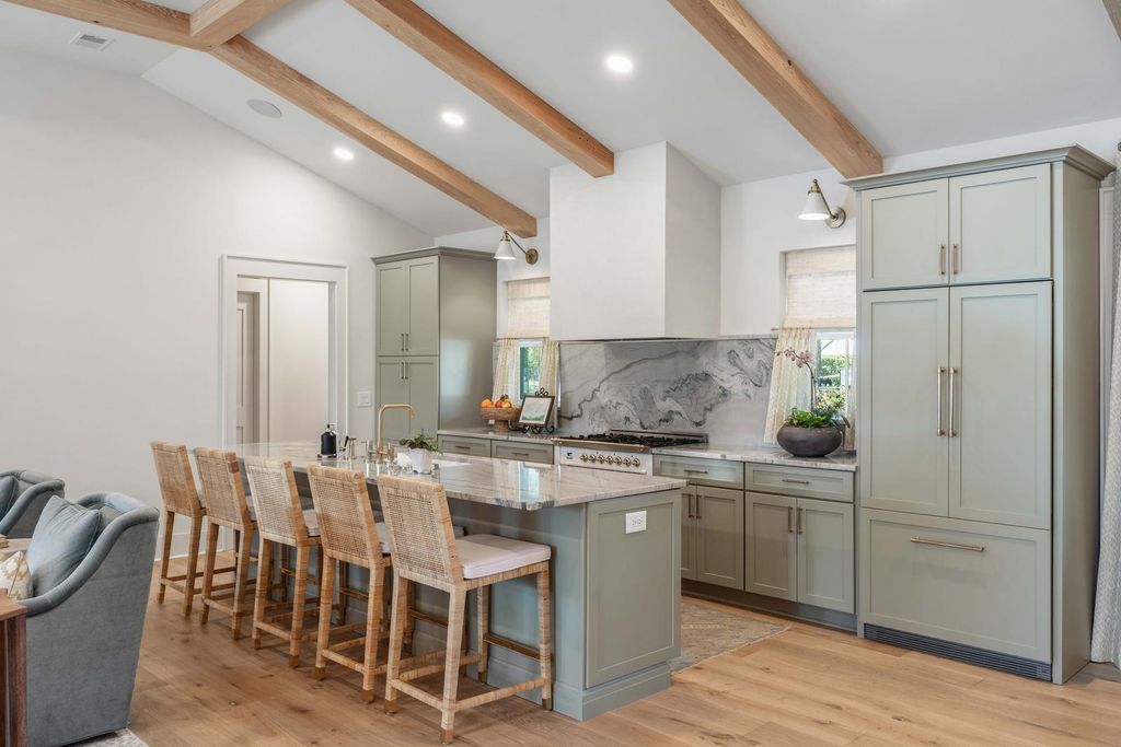 Image 15 of property listing at 319 Hobcaw Drive, Mount Pleasant, SC 29464