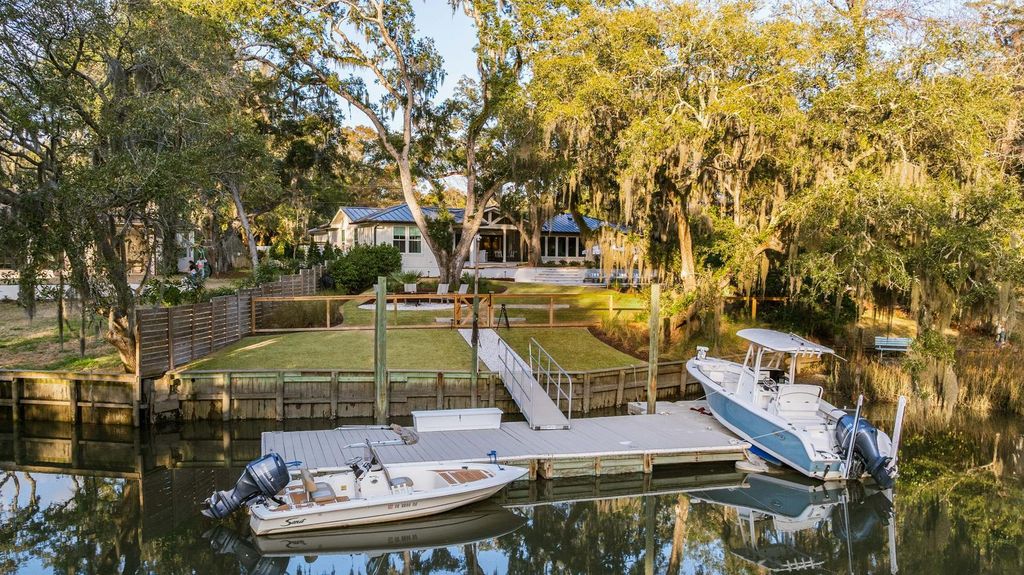 Image 2 of property listing at 319 Hobcaw Drive, Mount Pleasant, SC 29464