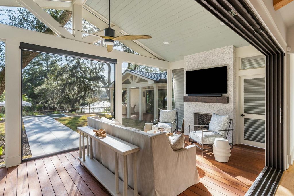 Image 21 of property listing at 319 Hobcaw Drive, Mount Pleasant, SC 29464