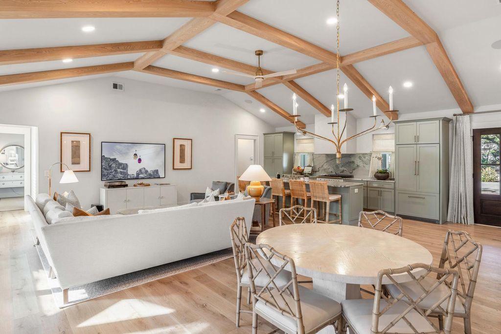 Image 4 of property listing at 319 Hobcaw Drive, Mount Pleasant, SC 29464