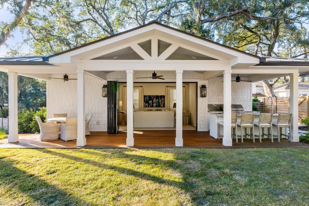 Image 7 of property listing at 319 Hobcaw Drive, Mount Pleasant, SC 29464