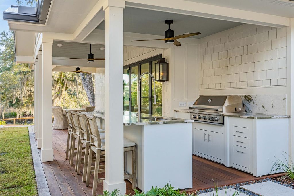 Image 8 of property listing at 319 Hobcaw Drive, Mount Pleasant, SC 29464