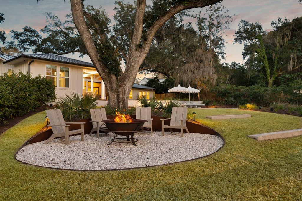 Image 9 of property listing at 319 Hobcaw Drive, Mount Pleasant, SC 29464