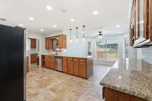 18 Blue Mountain Dr, Maumelle, AR 72113