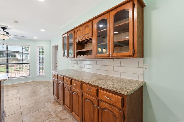 18 Blue Mountain Dr, Maumelle, AR 72113