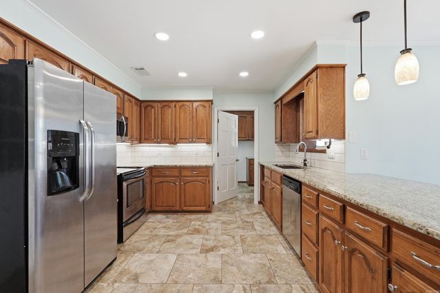 18 Blue Mountain Dr, Maumelle, AR 72113