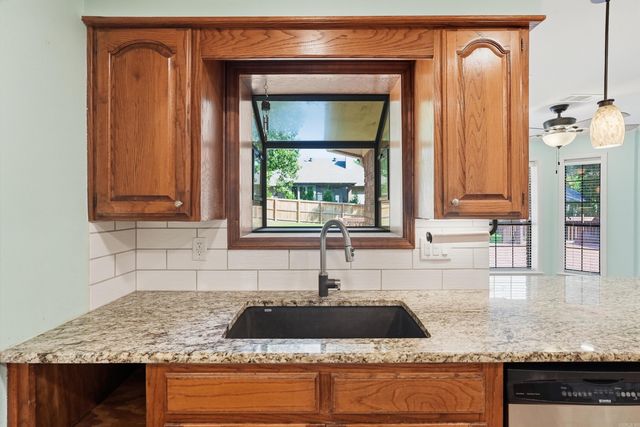 18 Blue Mountain Dr, Maumelle, AR 72113