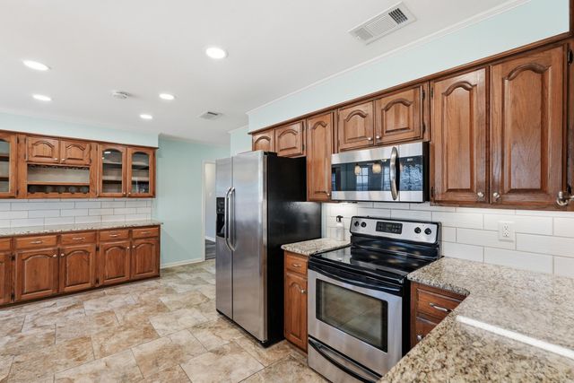 18 Blue Mountain Dr, Maumelle, AR 72113