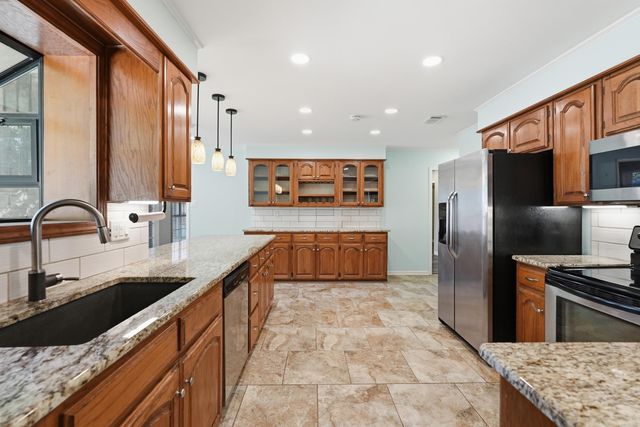18 Blue Mountain Dr, Maumelle, AR 72113