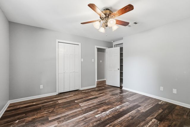 18 Blue Mountain Dr, Maumelle, AR 72113