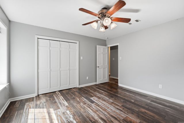18 Blue Mountain Dr, Maumelle, AR 72113