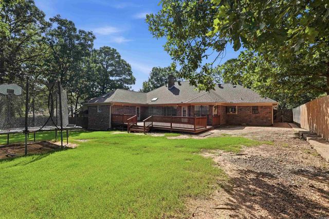 18 Blue Mountain Dr, Maumelle, AR 72113