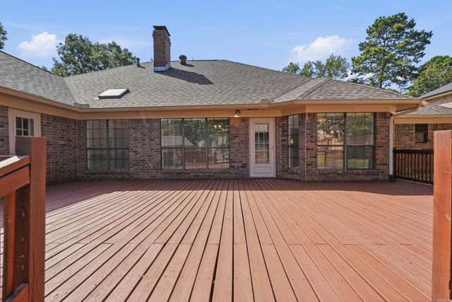 18 Blue Mountain Dr, Maumelle, AR 72113