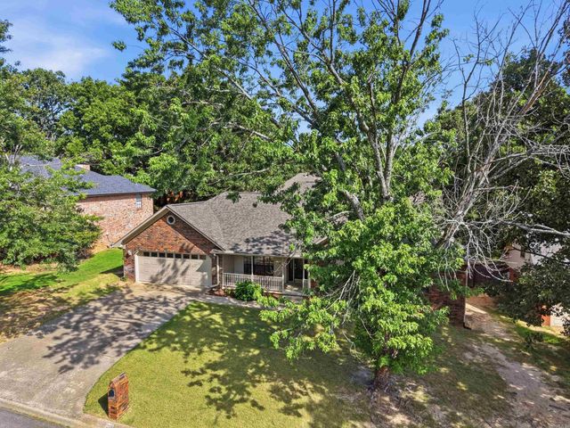 18 Blue Mountain Dr, Maumelle, AR 72113