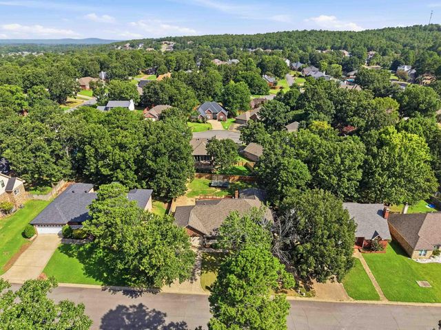 18 Blue Mountain Dr, Maumelle, AR 72113