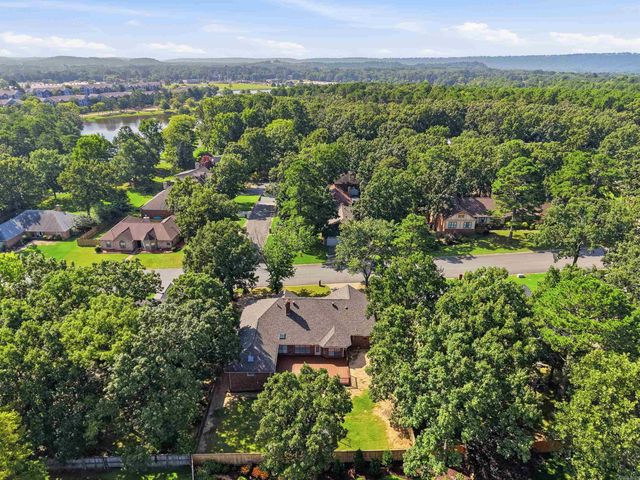 18 Blue Mountain Dr, Maumelle, AR 72113