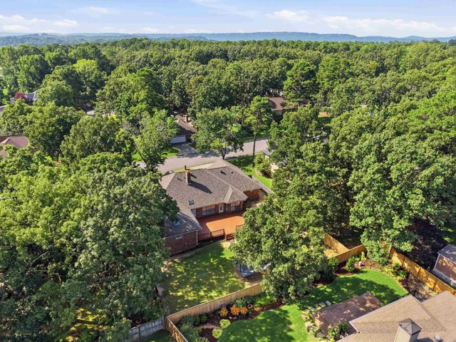 18 Blue Mountain Dr, Maumelle, AR 72113