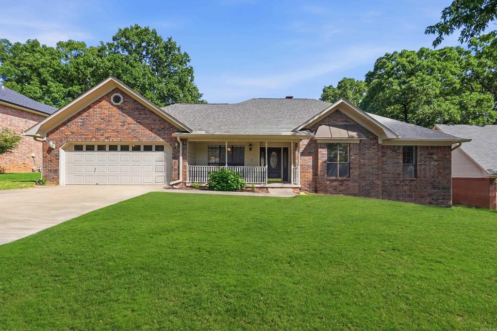 18 Blue Mountain Dr, Maumelle, AR 72113