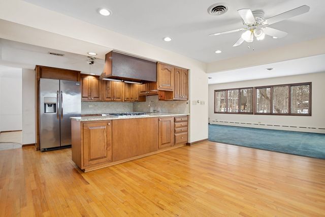 304 E Tall Trees Lane, Palatine, IL 60067