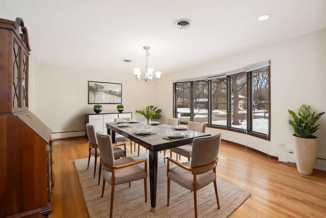 304 E Tall Trees Lane, Palatine, IL 60067