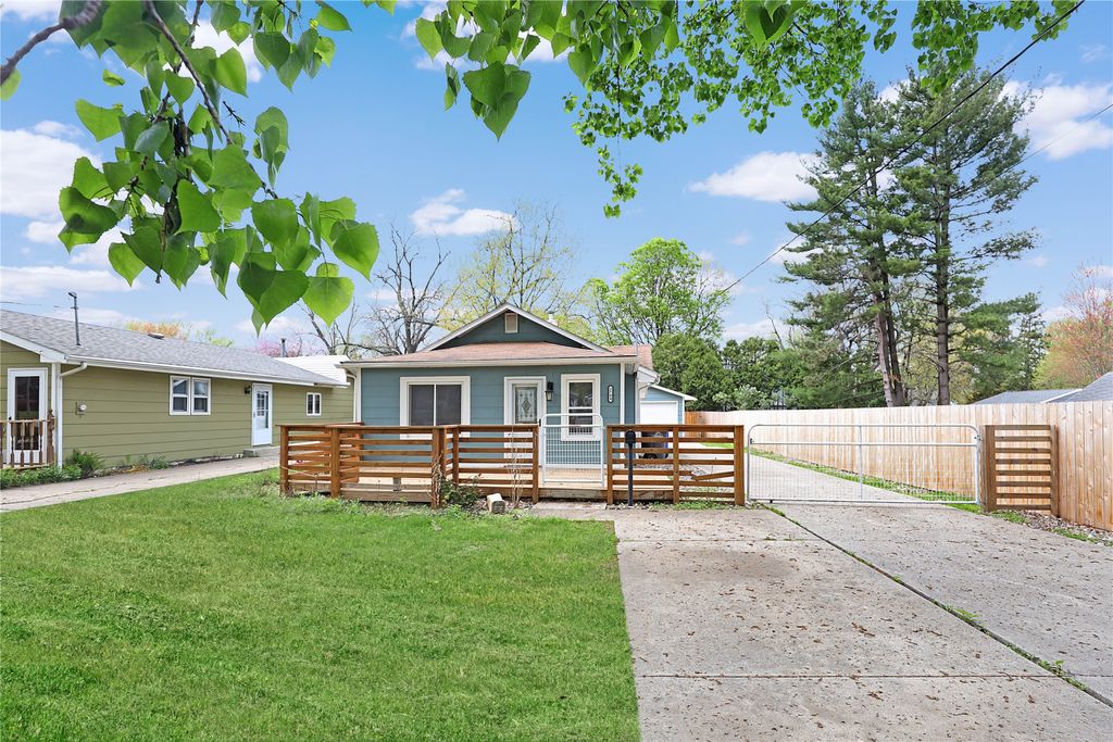 2704 50th Street, Des Moines, IA 50310