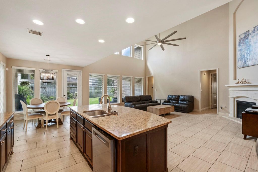 Image 10 of property listing at 70 Genova Way Lane, Missouri City, TX 77459