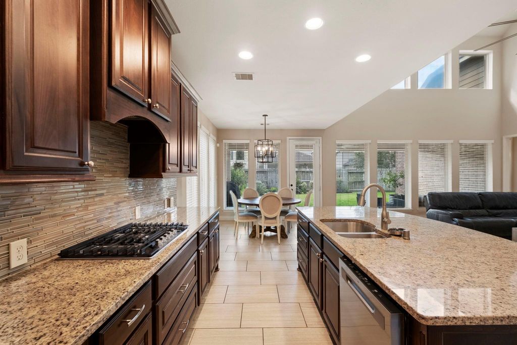 Image 11 of property listing at 70 Genova Way Lane, Missouri City, TX 77459