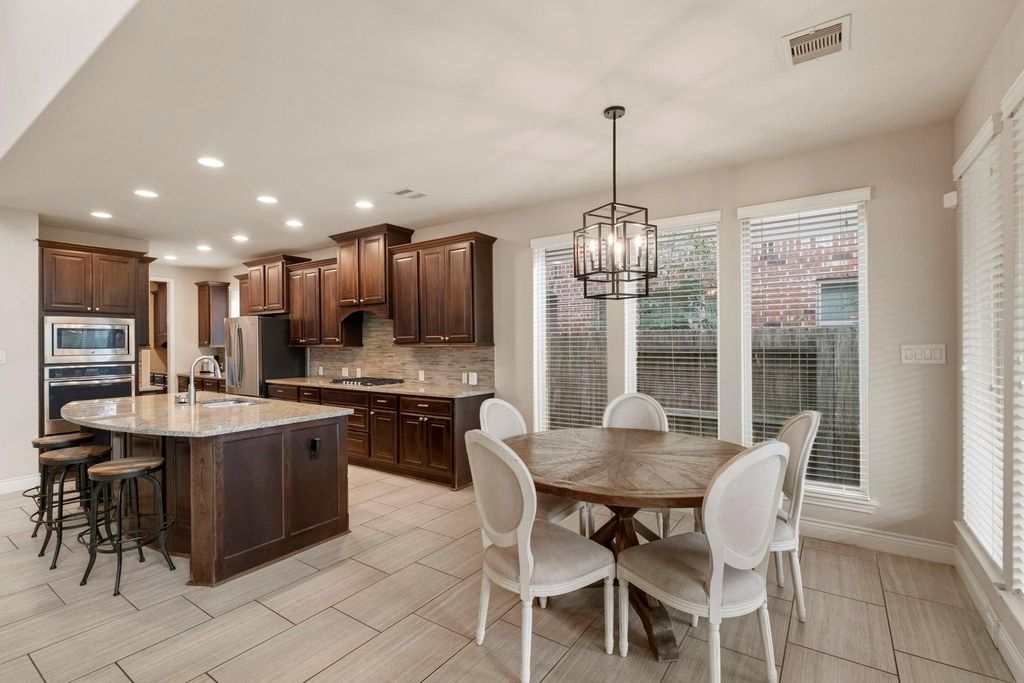 Image 13 of property listing at 70 Genova Way Lane, Missouri City, TX 77459