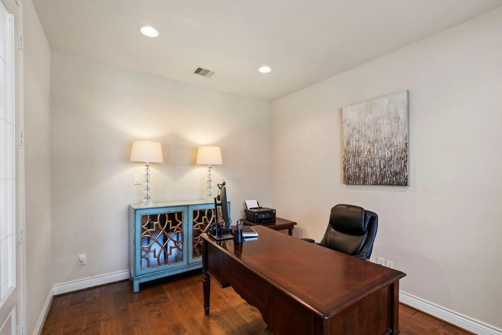 Image 17 of property listing at 70 Genova Way Lane, Missouri City, TX 77459