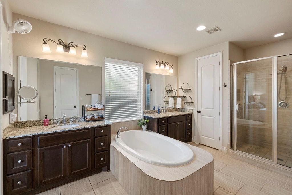 Image 24 of property listing at 70 Genova Way Lane, Missouri City, TX 77459