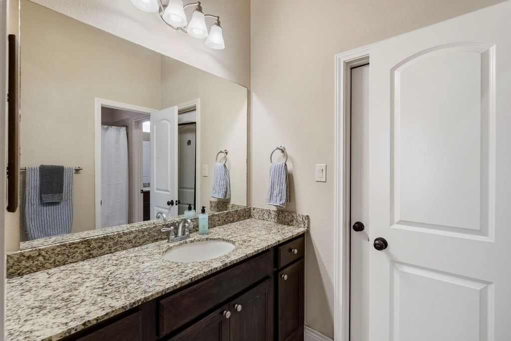 Image 31 of property listing at 70 Genova Way Lane, Missouri City, TX 77459