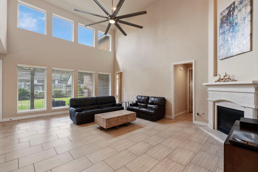 Image 6 of property listing at 70 Genova Way Lane, Missouri City, TX 77459