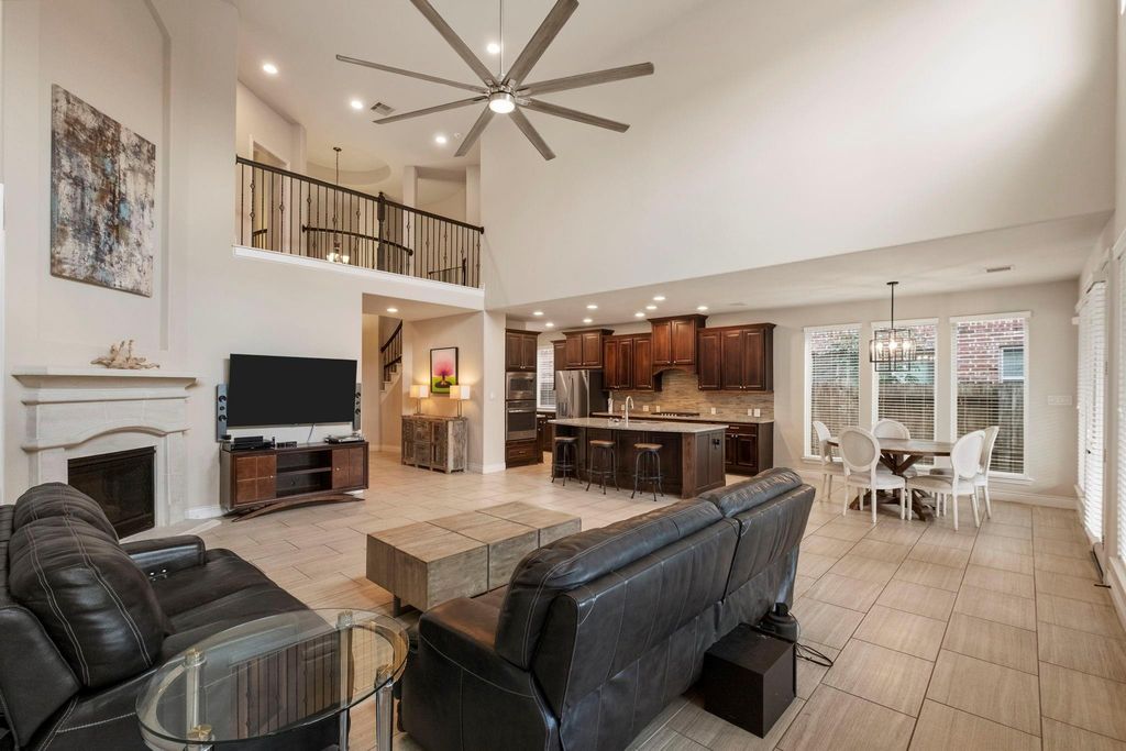 Image 7 of property listing at 70 Genova Way Lane, Missouri City, TX 77459