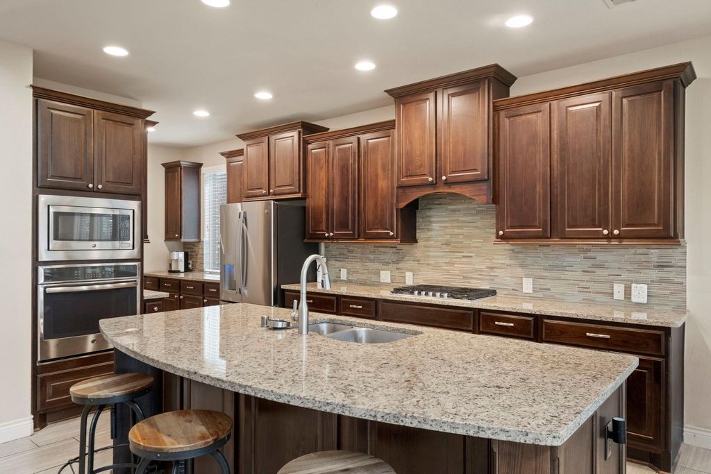Image 9 of property listing at 70 Genova Way Lane, Missouri City, TX 77459