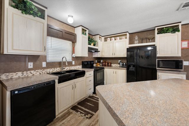 202 N 3rd Street E, Dawson, TX 76639