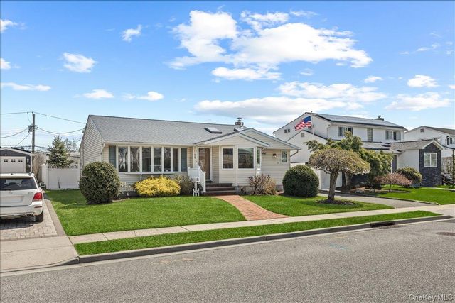 56 Haverford Road, Hicksville, NY 11801
