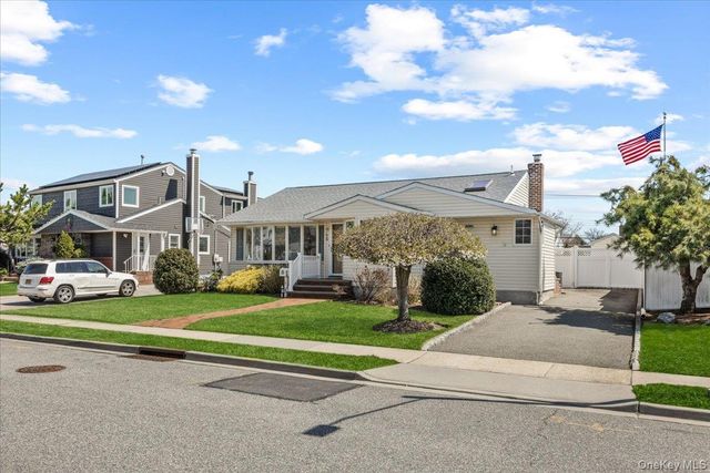 56 Haverford Road, Hicksville, NY 11801