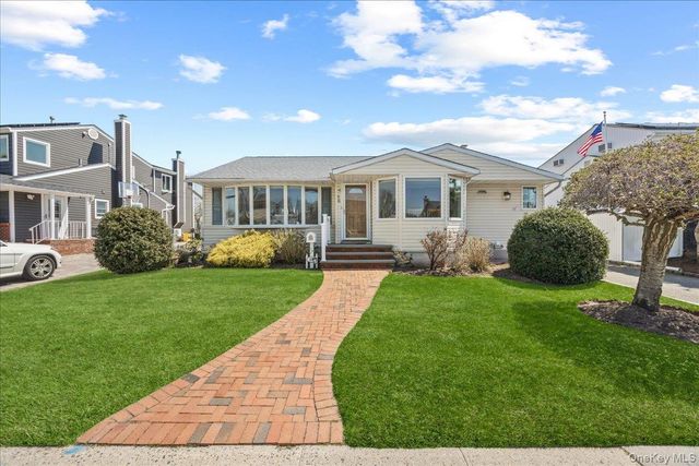 56 Haverford Road, Hicksville, NY 11801
