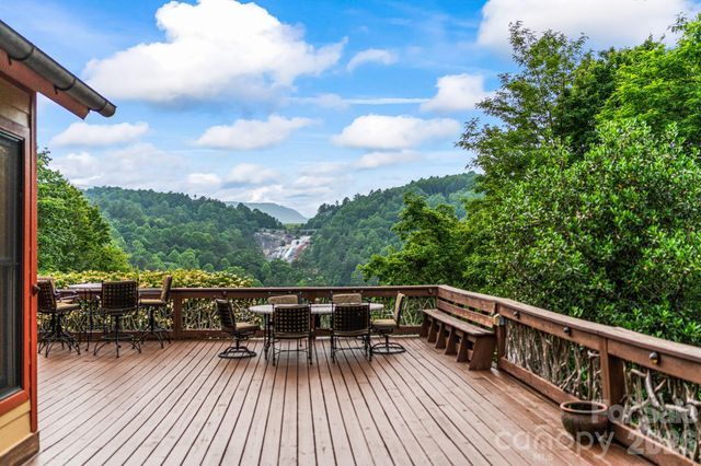 300 Falls View Drive, Lake Toxaway, NC 28774