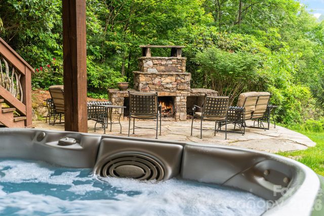 300 Falls View Drive, Lake Toxaway, NC 28774