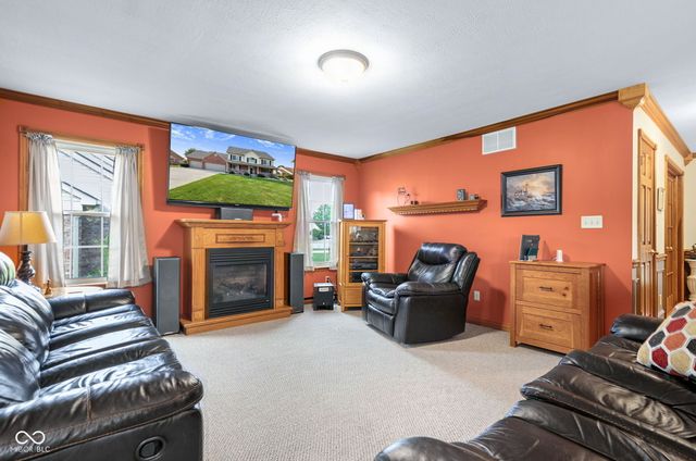 4009 S Loganberry Court, New Palestine, IN 46163