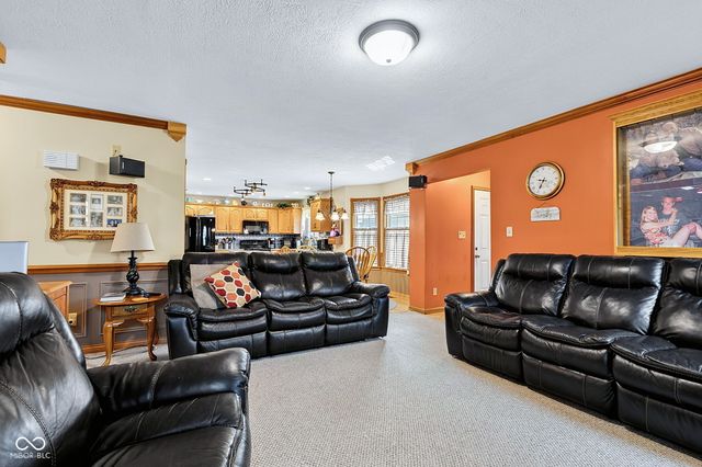 4009 S Loganberry Court, New Palestine, IN 46163