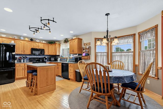 4009 S Loganberry Court, New Palestine, IN 46163