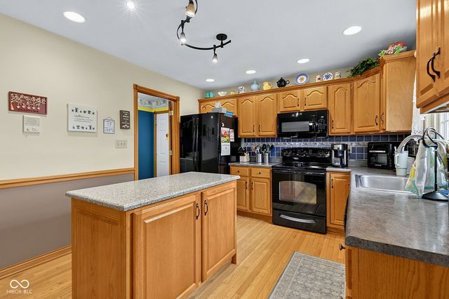 4009 S Loganberry Court, New Palestine, IN 46163