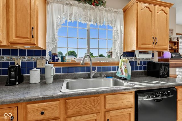 4009 S Loganberry Court, New Palestine, IN 46163