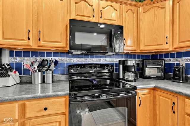 4009 S Loganberry Court, New Palestine, IN 46163
